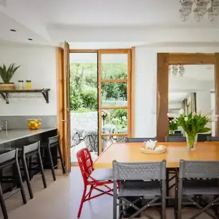 Lovely 5bd House - Upto 10 Guests.